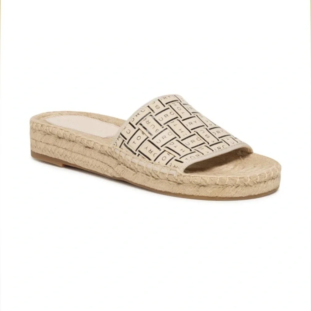 HOST PICK 🎉 TORY BURCH ‘TORY’ WOVEN SLIDES